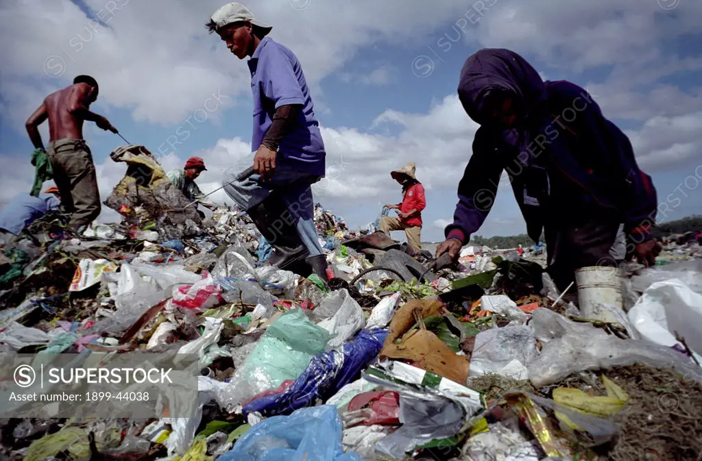 RECYCLING, PHILIPPINES. Manila. Scavengers sorting through rubbish at Payatas landfill site. . They sell to dealers who re-sell glass, plastic, paper, etc to manufacturers who produce new products from waste. 