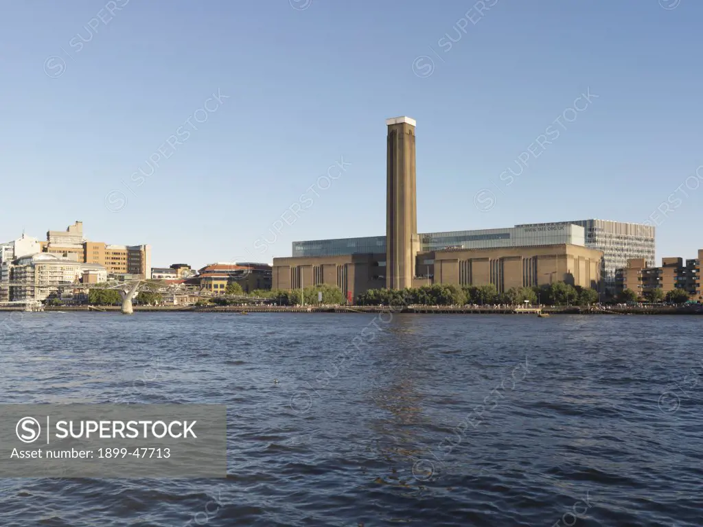 Tate Modern, by Herzog & de Meuron , Scott George Gilbert, 1995 - 2000, 20th Century, brick and glass. Great Britain, London, Tate Modern. Whole artwork. Tate Modern thermoelectric power station: thermoelectric power plant chimney tower bricks roof: roofing: covering glass riverside: embankment Thames London bridge connection Millennium Bridge.