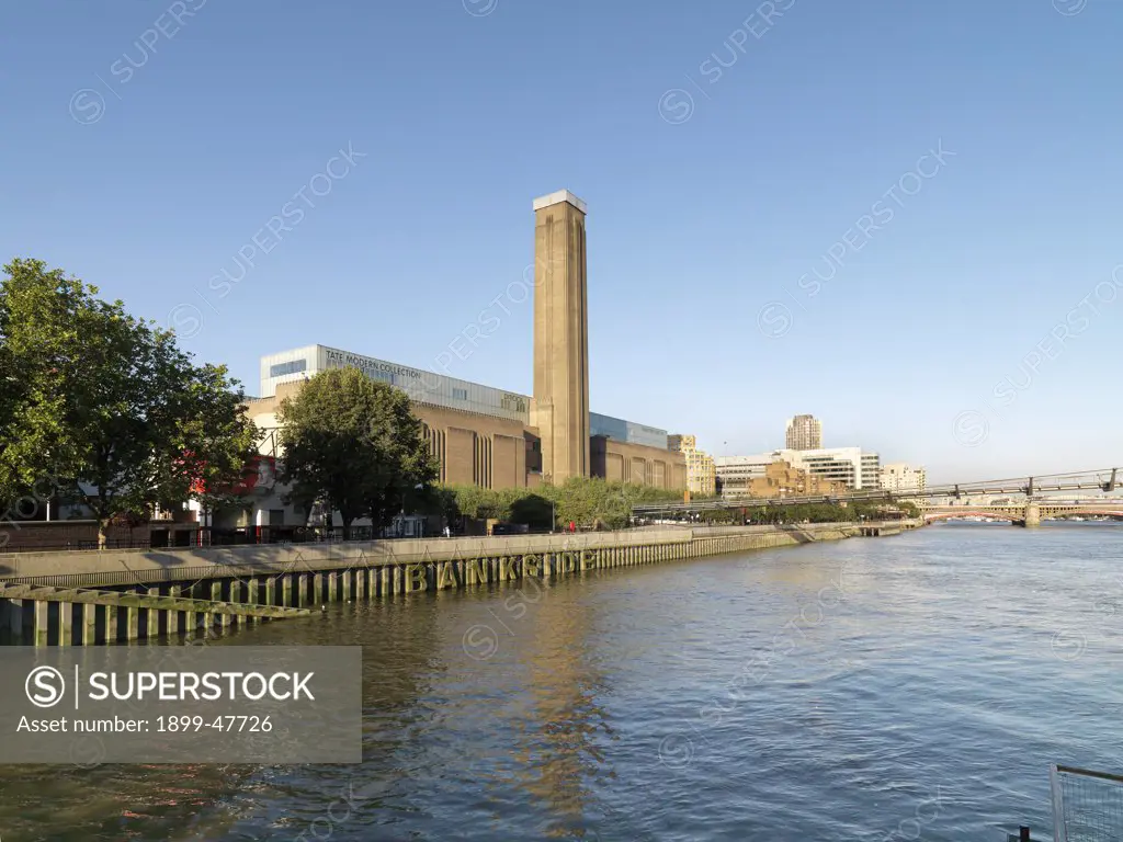 Tate Modern, by Herzog & de Meuron , Scott George Gilbert, 1995 - 2000, 20th Century, brick and glass. Great Britain, London, Tate Modern. Whole artwork. Museum Tate Modern thermoelectric power station: thermoelectric power plant chimney tower bricks roof: roofing: covering glass riverside: embankment quay foot-bridge: gangway: platform bank Thames London bridge connect.