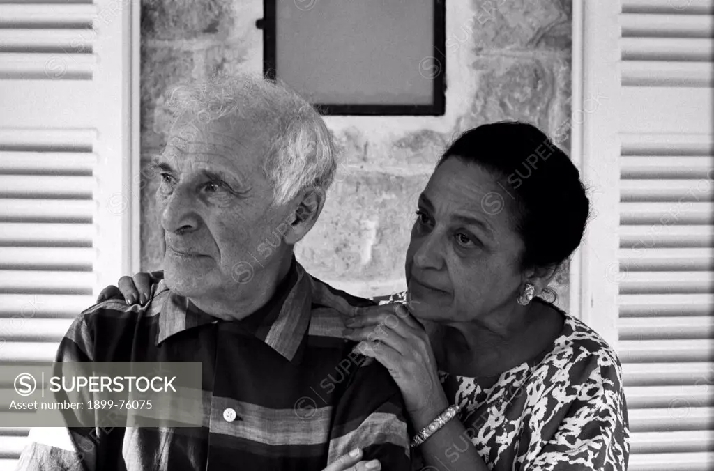 Vava Brodsky (Valentina Brodsky) with her hands on the shoulders of her husband Russian-born French painter Marc Chagall (Moishe Segal). Saint-Paul de Vence, September 1967.