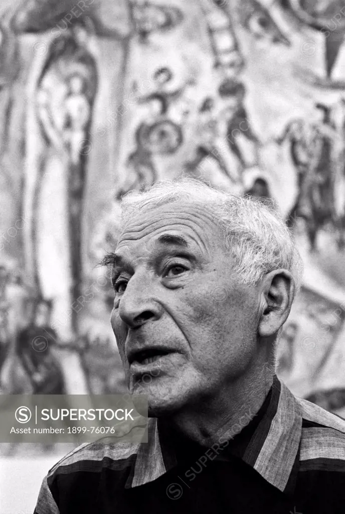 Russian-born French painter Marc Chagall (Moishe Segal) talking in front of one of his works. Saint-Paul de Vence, September 1967.