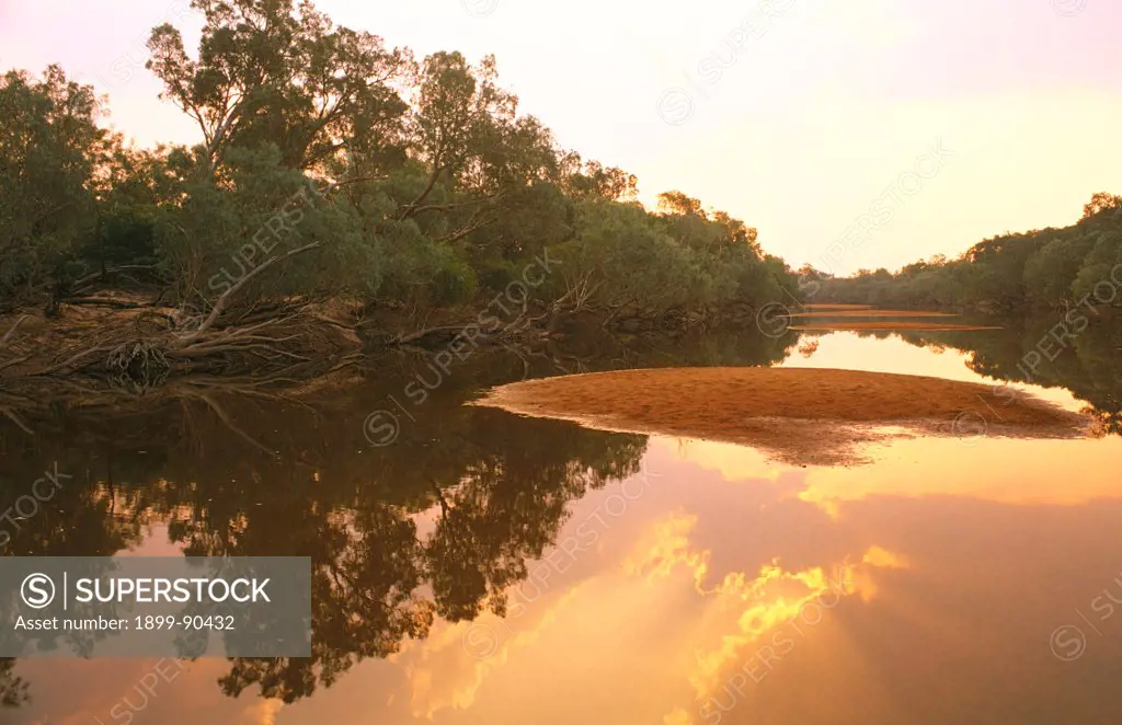 Gulf wilderness river, Staaten River, the National Park preserves a sample of the complex Gulf floodplains with braided channels and billabongs, plans to dam some of the Gulf rivers pose a threat to the continued floodplain ecology of the vast downstream wetland complexes, Staaten River National Park, southeast Gulf of Carpentaria, Queensland, Australia. 01/11/2001