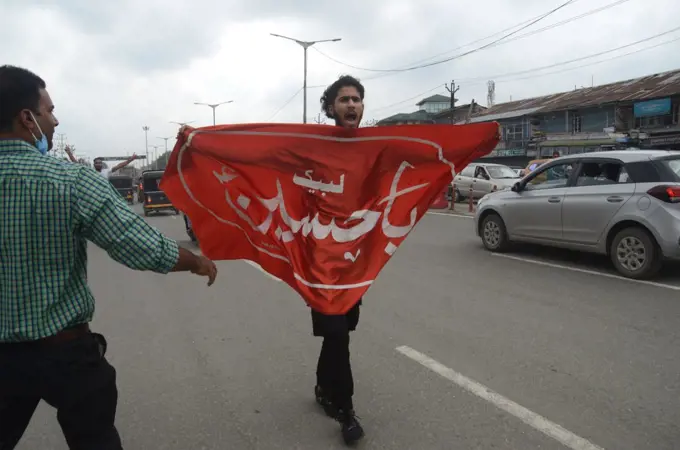 Shia mourners being detained for defying restrictions during a muharram procession in Srinagar, India. (Photo by: Basit Zargar/Majority World/UIG)