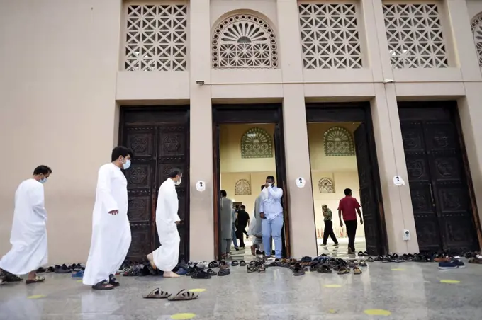 Bur Dubai Grand Mosque during Ramadan. Men entering the mosque for prayer.  Dubai. United Arab Emirates.