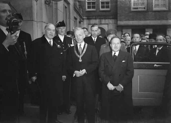 William Lyon Mackenzie King, Prime Minister of Canada, at the City Hall in Amsterdam. Posing with Mayor d'Ailly Date November 19, 1947 / Location Amsterdam, Noord-Holland.