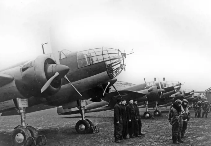  PZL.37 o (moose), a Polish twin-engined medium bomber designed and manufactured by national aircraft company PZL (Moose Crews next to their planes) . 