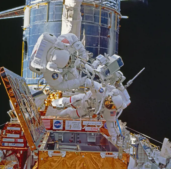 (14 May 1992) --- Astronaut Kathryn C. Thornton joins three struts together, as fourth period of extravehicular activity (EVA) proceeds in the Space Shuttle Endeavour's cargo bay.  The purpose of the final EVA on this nine-day mission was the evaluation of Assembly of Station by EVA Methods (ASEM).  Clouds over the ocean share the background with part of Endeavour's Remote Manipulator System (RMS).  . 