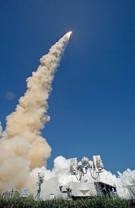 STS-47 Endeavour, Orbiter Vehicle (OV) 105, lifts off from KSC. 