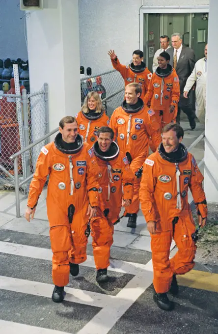 STS-47 crew leaves KSC's O&C Building on their way to Launch Complex 39. 