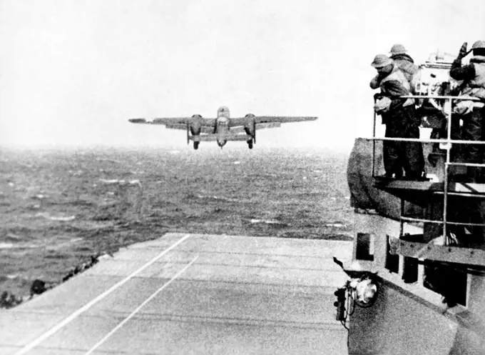 USA/Japan: A USAAF B25B Mitchell Bomber B-25 taking off from the USS Hornet for the 'Doolittle Raid' on Tokyo, 18 April 1942