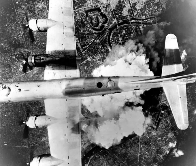 USA/JApan: A USAAF B-29 bomber over Osaka, 1 June 1945