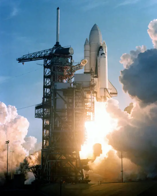 (12 April 1981) --- Space shuttle Columbia flies. Just seconds past the scheduled launch time of 7 a.m. on April 12, 1981