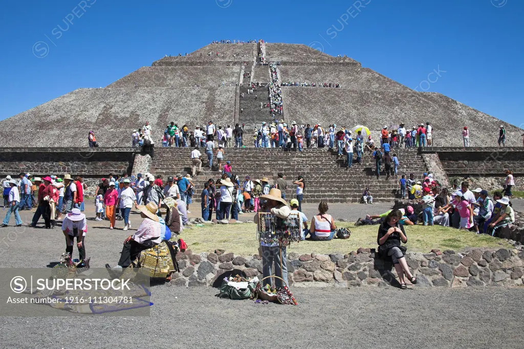 Pyramid of the Sun, Piramide del Sol, tourists, Teotihuacan Archaeological Site, Teotihuacan, Mexico City, Mexico