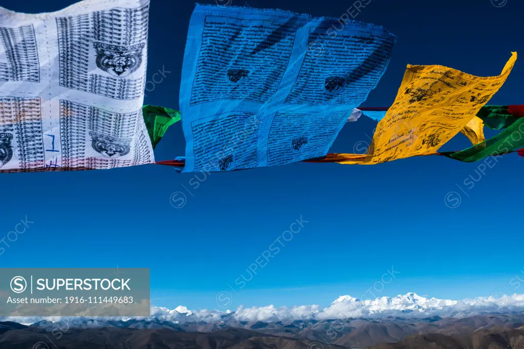 Tibetan prayer flags, Lhotse, Mount Everest (left), Cho Oyu (right) and the rest of the North Face Himalaya range from Pang-la pass