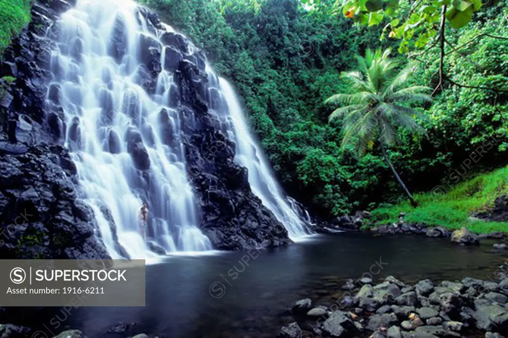 Micronesia, Pohnpei, couple cooling of in Kepirohi Waterfall