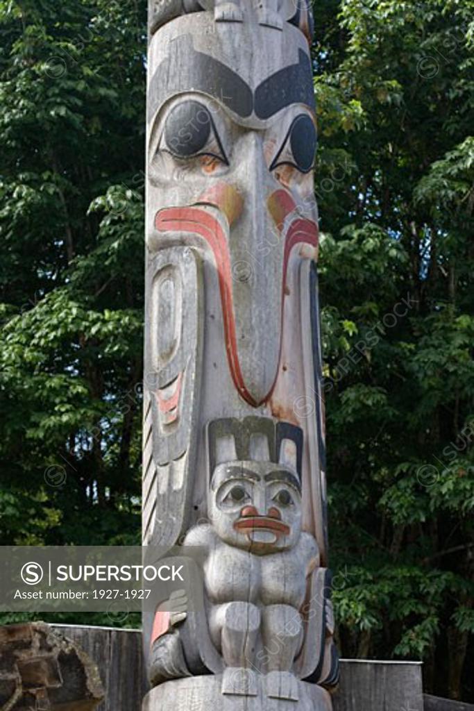 Tribute to Bill Reid Totem Pole closeup showing Raven carved in 200 by ...