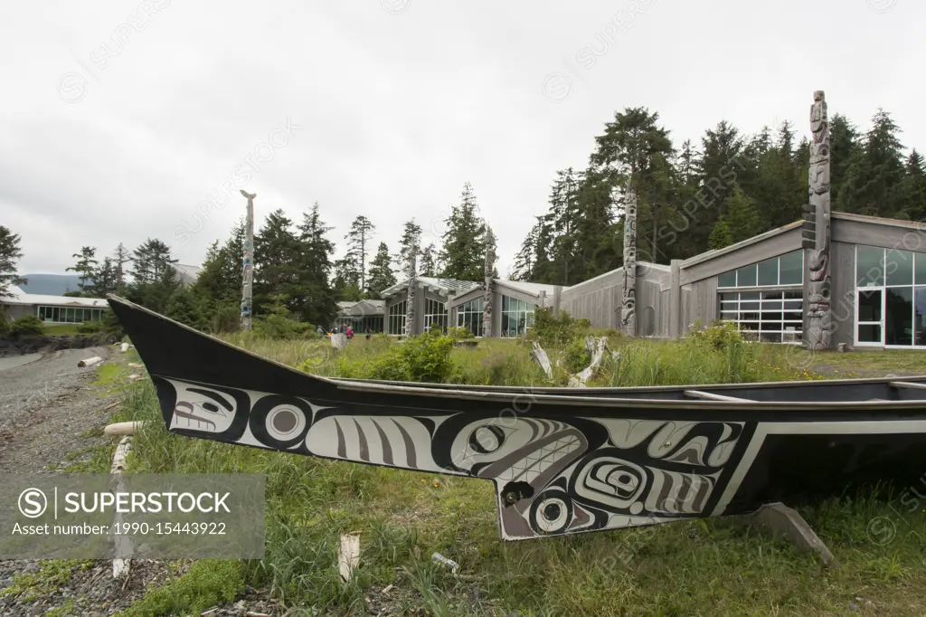 Haida Heritage Centre and Loo-plex, a replica of Bill Reid's 50 ft cedar canoe Loo Taas, Haida Gwaii, formerly known as Queen Charlotte Islands, Briti...