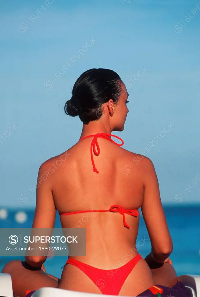 Mexico, Yucatan Peninsula, Carribean beach at Cancun, woman on beach chair in sunshine