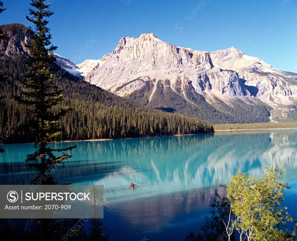 Canada, British Columbia, Yoho National Park, President Range, Emerald Lake with mountains in background