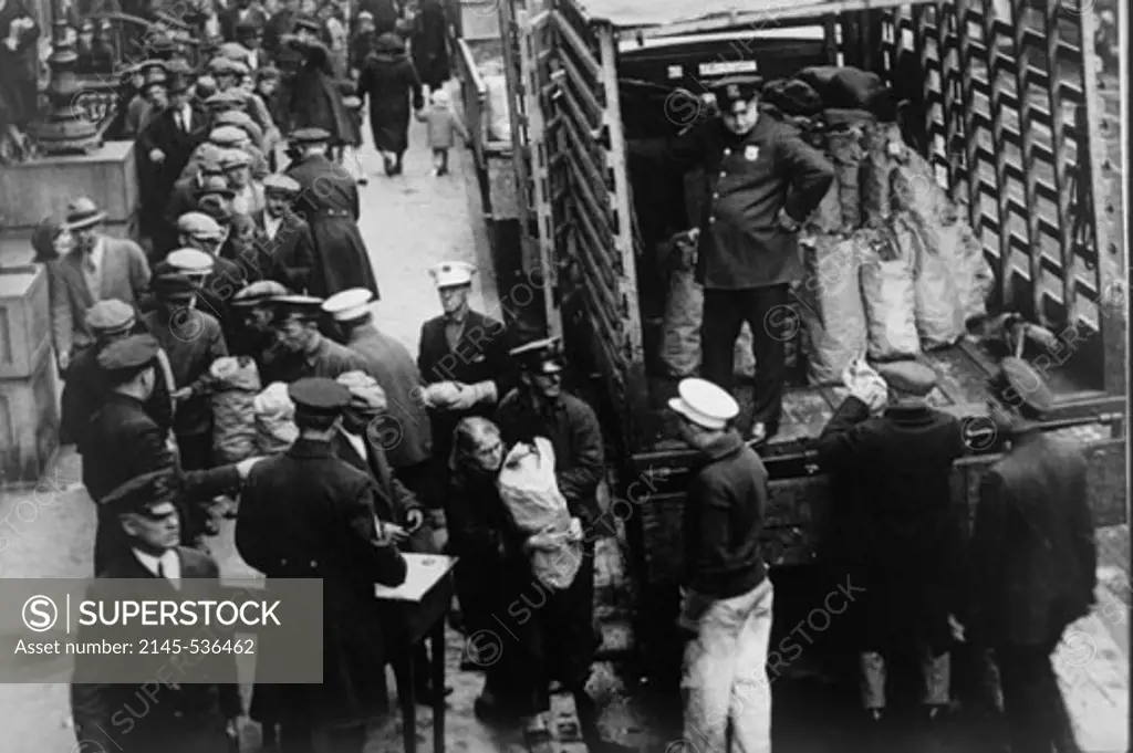 Large group or people standing in line for food, Bread Line, Great Depression, 1929