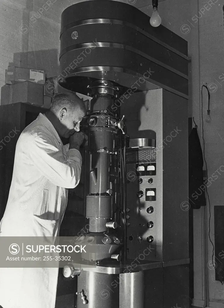 Vintage photograph. Scientist using an electron microscope in the Cavendish Laboratory, Cambridge University, Cambridge, England