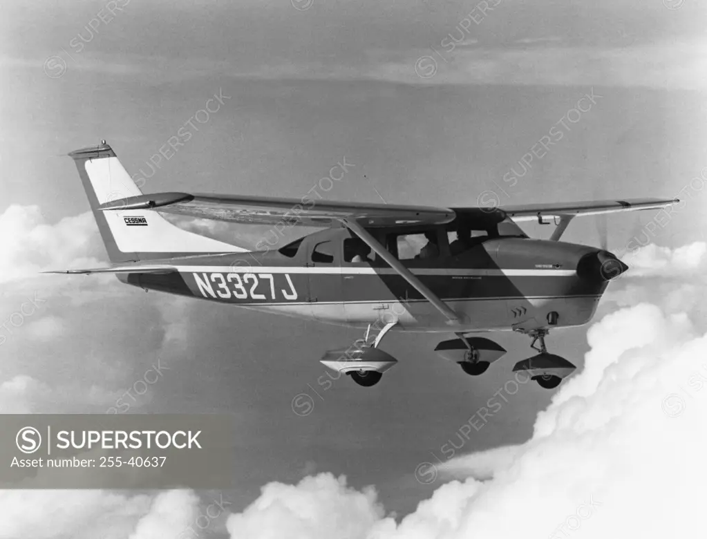 Side profile of an aircraft in flight, Cessna 205 Super Skywagon, 1968