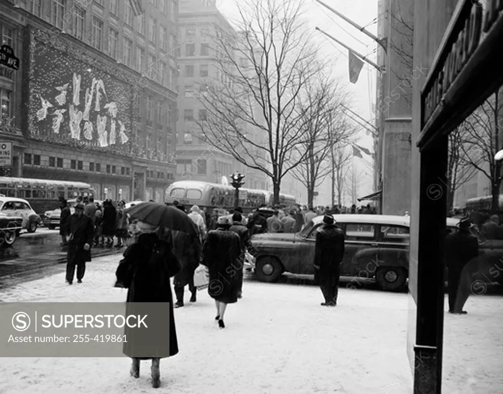 USA, New York State, New York City, Pedestrians in snow on Fifth Avenue