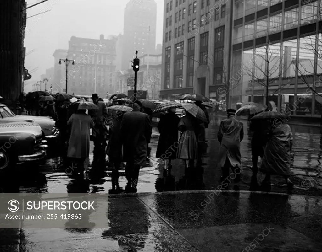 USA, New York State, New York City, Rainy day street scene on Fifth Avenue