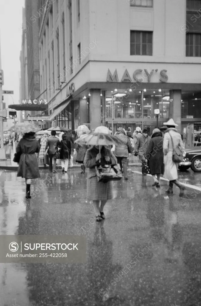 USA, New York State, New York City, East 34th Street, street scene