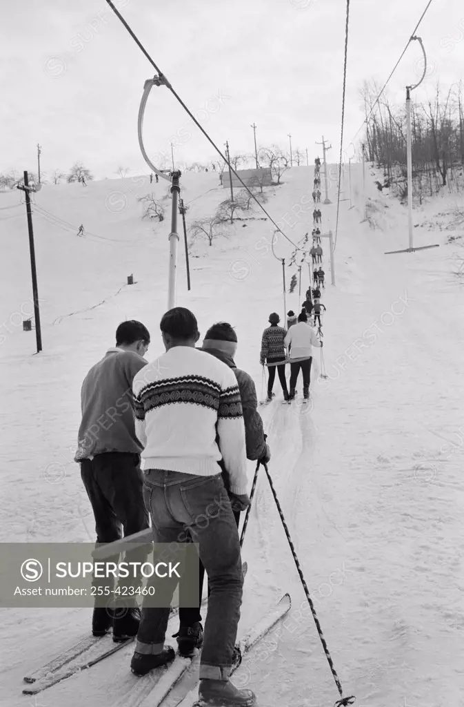 USA, Pennsylvania, Lehigh County, people enjoying skiing