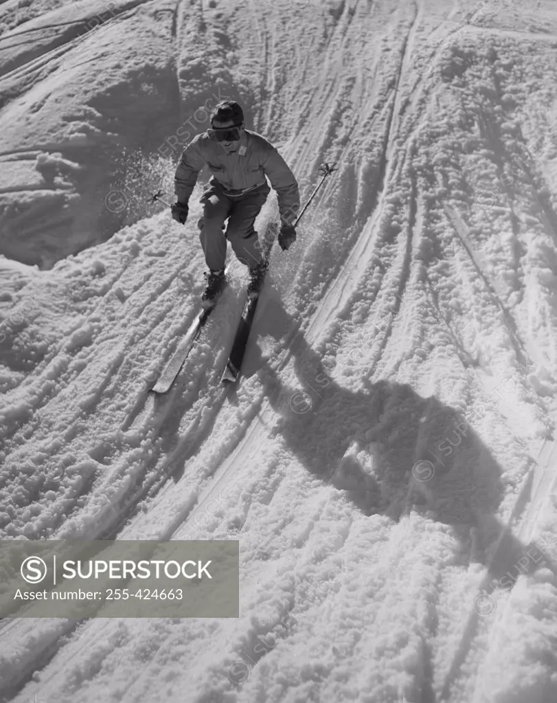 USA, Washington, Cascade Mountains, elevated view of skiing man