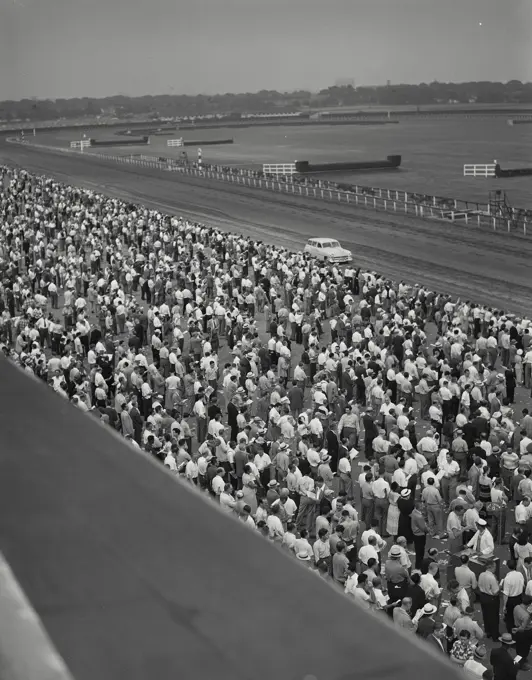 Vintage photograph. crowd at aqueduct race track