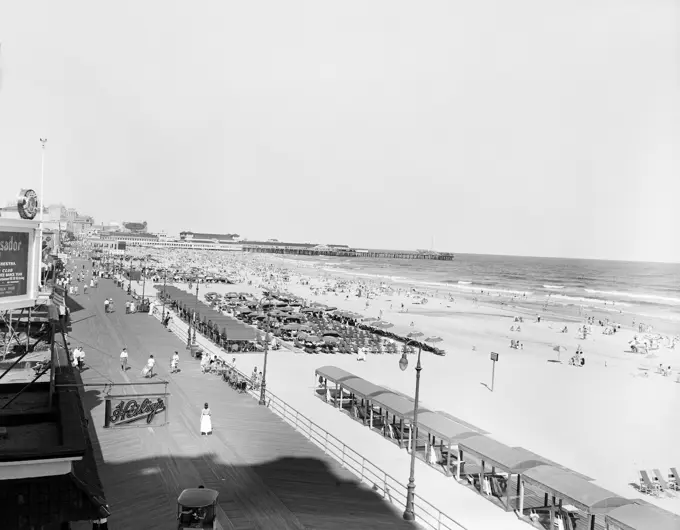 USA, New Jersey, Atlantic City, promenade near beach