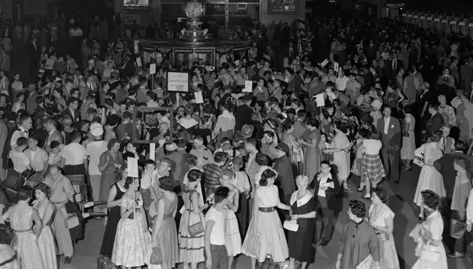 USA, New York State, New York City, Interior view of Grand Central terminal with people going on vacation