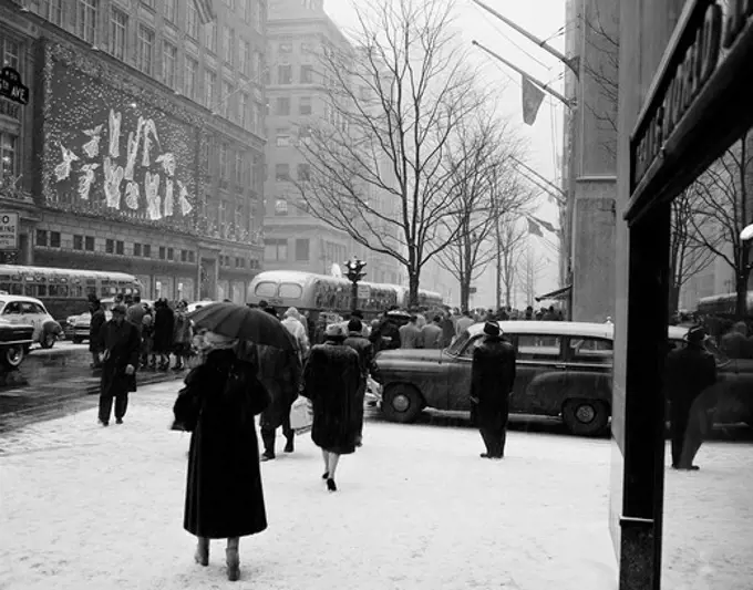 USA, New York State, New York City, Pedestrians in snow on Fifth Avenue