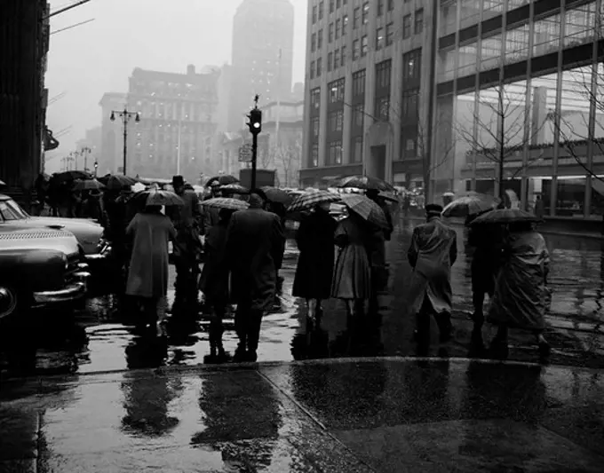 USA, New York State, New York City, Rainy day street scene on Fifth Avenue