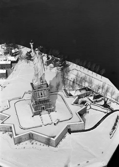 USA, New York, New York City, Aerial view of Liberty Island with Statue of Liberty in Winter