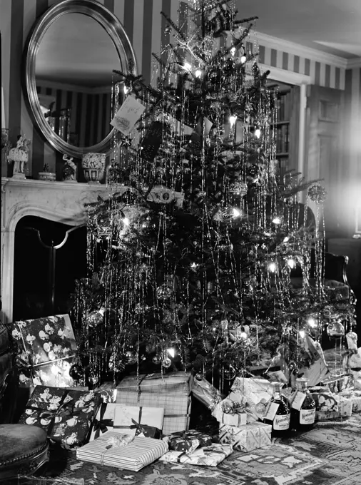 Christmas tree with presents