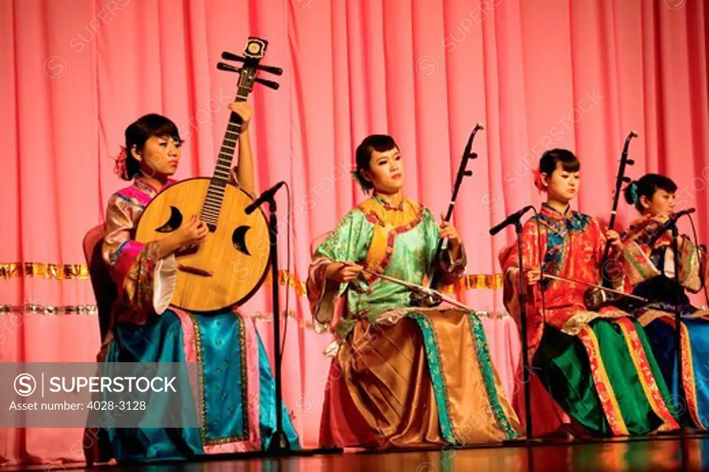 China, Xi'an, Tang Dynasty Theater, Traditional Chinese musicians play traditional stringed musical instruments.