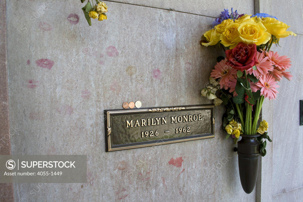 Marilyn Monroe Grave with lipstick kisses, Westwood Memorial Cemetery ...