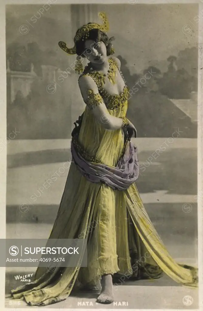 Mata HARI, byname of Margaretha Geertruda MacLeod, nZe Zelle, 1876-1917 Dutch dancer and spy, dancing, postcard