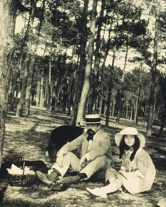 Claude DEBUSSY, 1862-1918, composer, photographed with his daughter Chouchou in Gironde