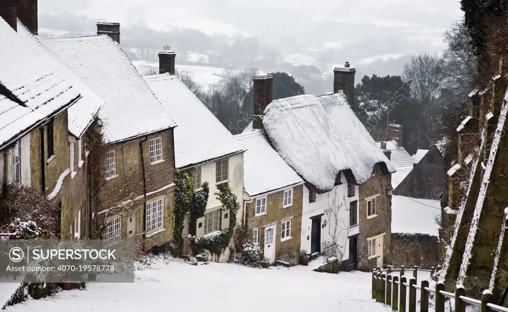 Cottages on Gold Hill in winter snow, Shaftesbury, Dorset, England, UK, February 2009.