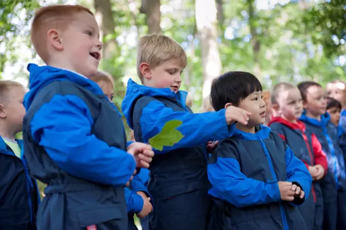 Children from Rowley View Nursery School exploring nature at the Moorcroft Environmental Centre Forest School, Moorcroft Wood, Moxley, Walsall, West Midlands, July 2011. Model released.