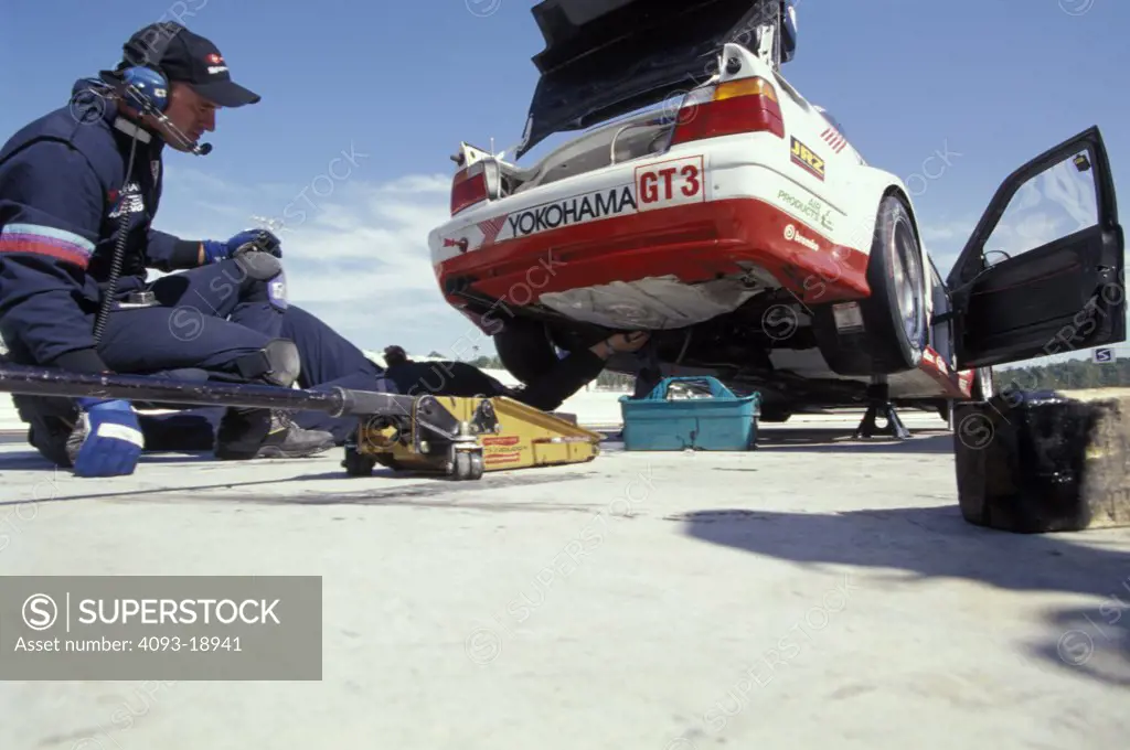 M3 GT3 pit crew pit stop jack headset low angle