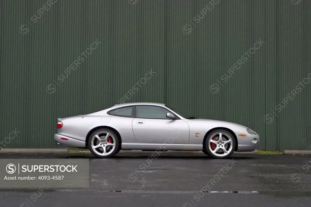 Jaguar XKR 2005 silver green wall