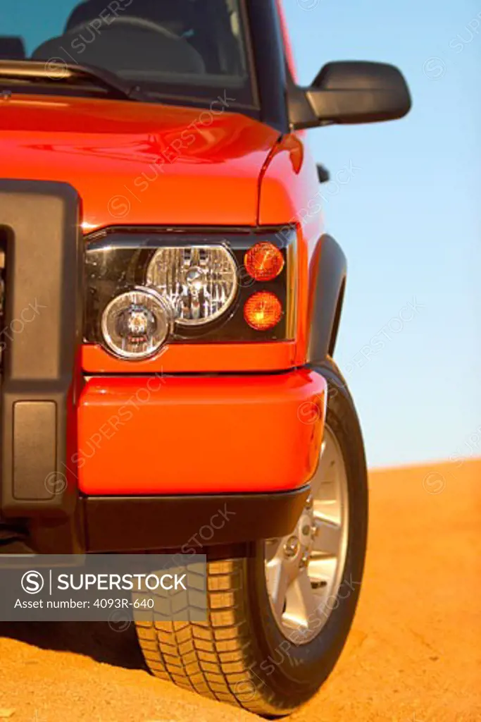 detail Land Rover G4 Discovery 2004 orange headlights tire tread