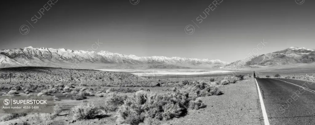 USA, California, CA Hwy 190, Sierra Nevada, Owen's Valley, Owen's Dry Lake, Panorama of valley