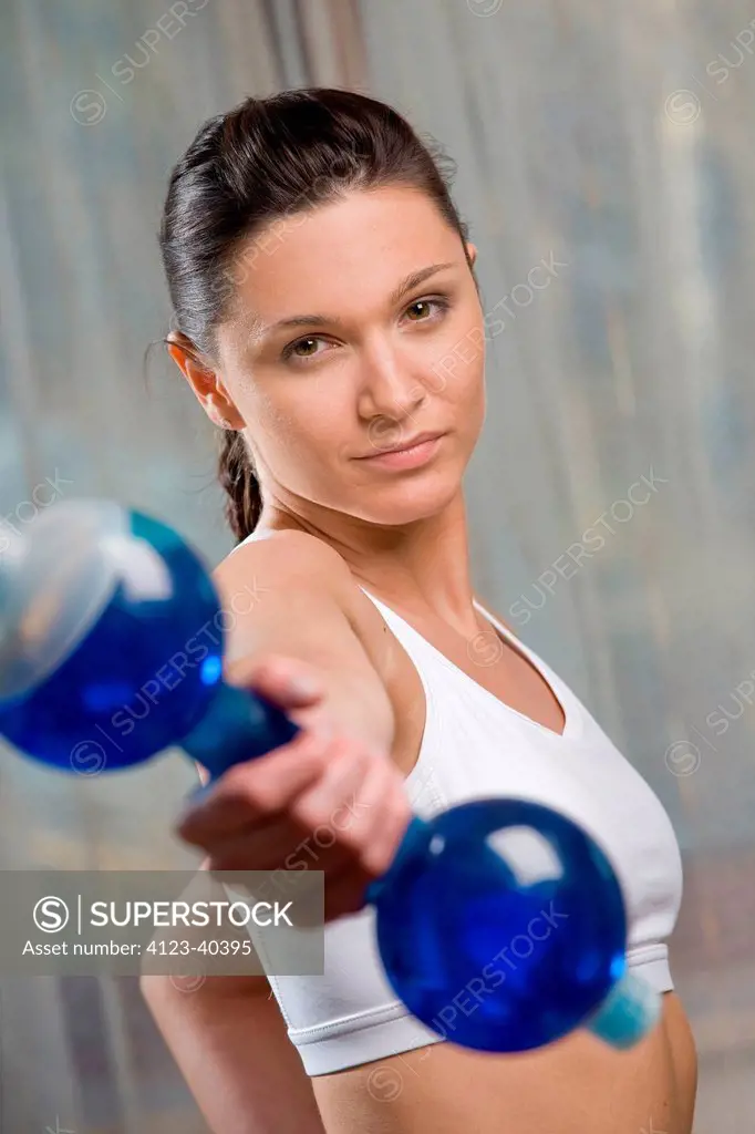 Woman lifting dumbbells.