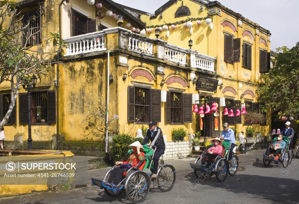 Vietnam, Hoi An, cyclos, tourists,